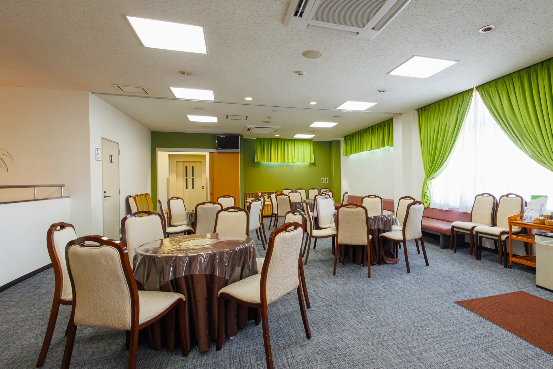 深谷本社第一式場：待ち合いホール