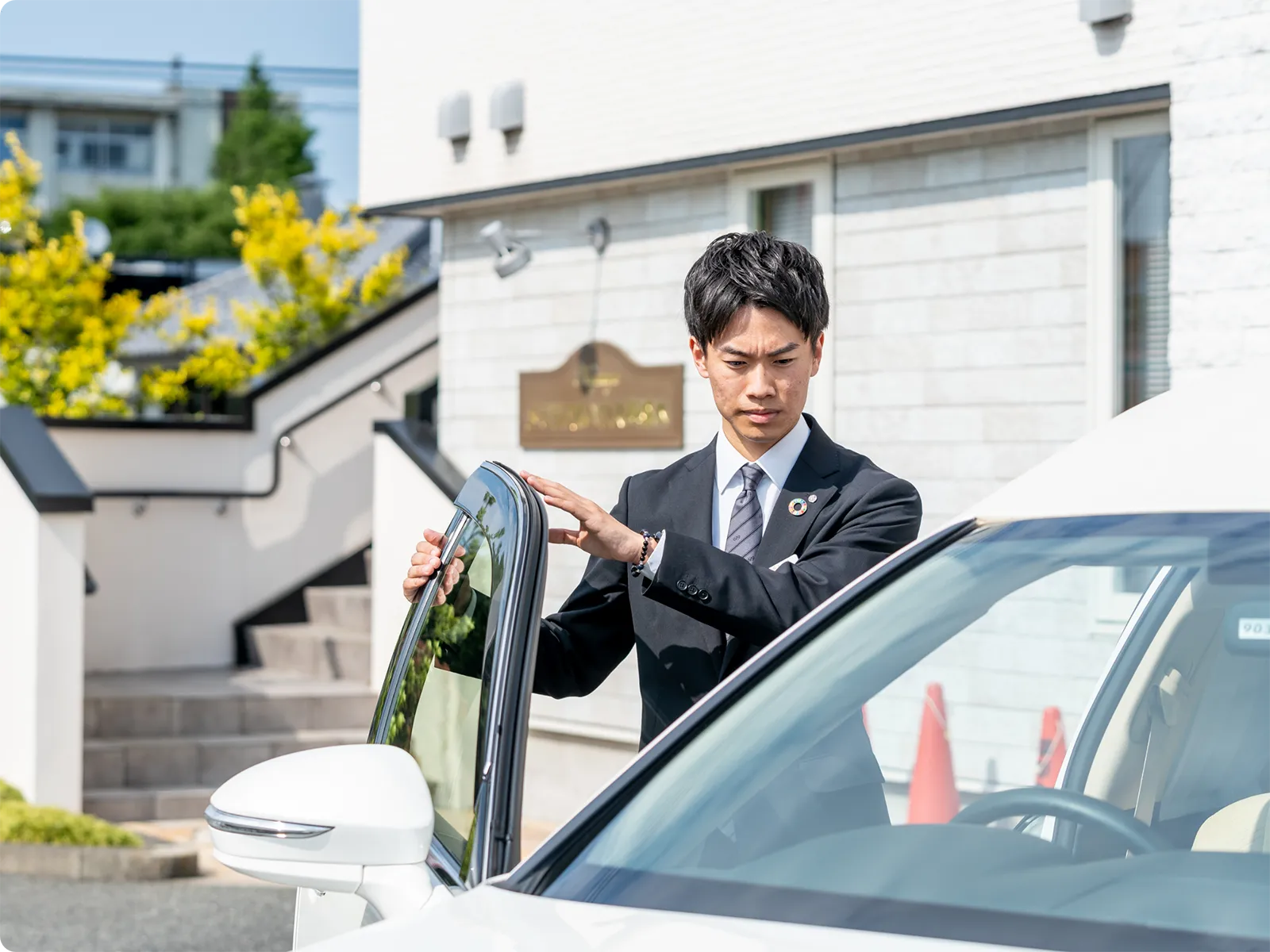 今すぐ寝台車の手配が必要な方へ　病院・施設・警察署など、ご指定先まで最短60分でお迎えに上がります。